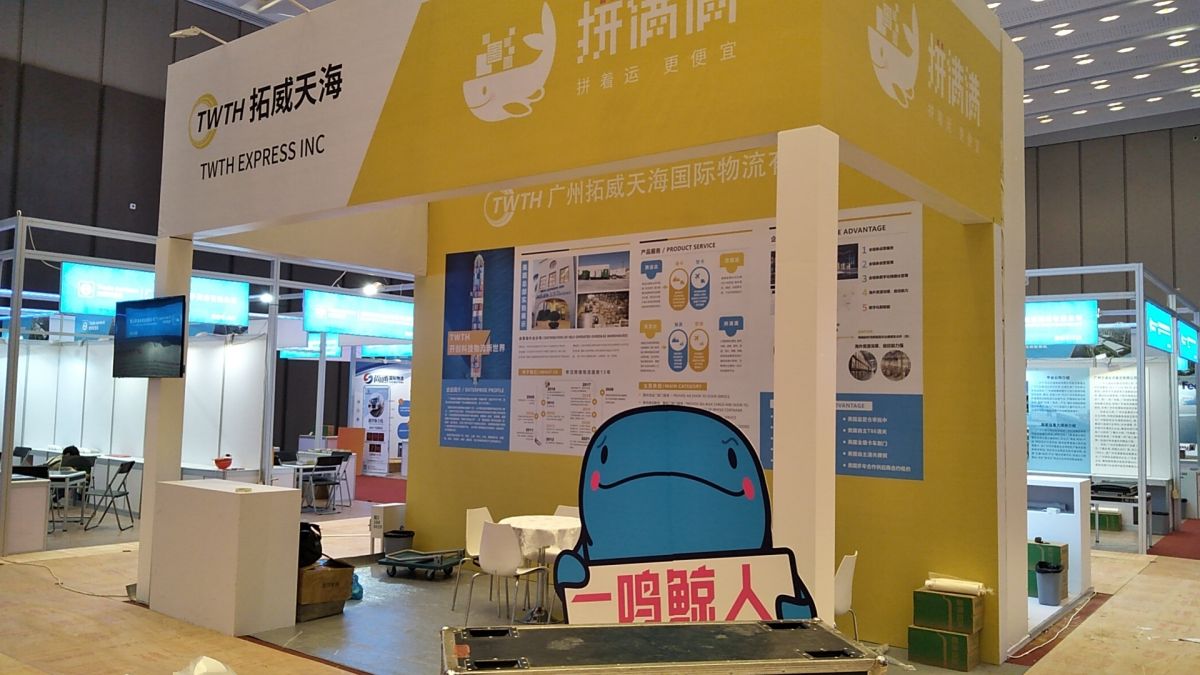 國(guó)外展臺(tái)搭建設(shè)計(jì)：融入當(dāng)?shù)靥厣恼故静呗?></p><p>在國(guó)際化的大背景下，一個(gè)成功的展臺(tái)搭建設(shè)計(jì)對(duì)于企業(yè)來(lái)說(shuō)至關(guān)重要。首先，一個(gè)具有吸引力的展臺(tái)設(shè)計(jì)能夠迅速吸引參展者的目光，提高品牌的曝光率。其次，合理的空間布局和視覺(jué)設(shè)計(jì)可以有效地傳達(dá)企業(yè)的核心價(jià)值和產(chǎn)品特性，增強(qiáng)觀(guān)眾對(duì)品牌的認(rèn)知和記憶。此外，根據(jù)目標(biāo)市場(chǎng)的文化和習(xí)慣進(jìn)行設(shè)計(jì)，還能更好地與當(dāng)?shù)厥袌?chǎng)形成文化共鳴，拉近與消費(fèi)者的距離。</p>

<p>三、融入當(dāng)?shù)靥厣恼古_(tái)搭建設(shè)計(jì)策略</p>

<p>1. 了解當(dāng)?shù)匚幕c習(xí)慣</p>

<p>在展臺(tái)設(shè)計(jì)之前，首先要對(duì)目標(biāo)市場(chǎng)的文化、風(fēng)俗習(xí)慣、色彩偏好等進(jìn)行深入了解。這包括對(duì)當(dāng)?shù)匚幕奶攸c(diǎn)、宗教信仰、審美觀(guān)念等方面的研究。只有充分了解當(dāng)?shù)匚幕?，才能在設(shè)計(jì)過(guò)程中避免因文化差異而引發(fā)的誤解或沖突。</p>

<p>2. 選擇合適的色彩與材質(zhì)</p>

<p>色彩和材質(zhì)是展臺(tái)設(shè)計(jì)中不可或缺的元素。在選擇色彩和材質(zhì)時(shí)，應(yīng)考慮與當(dāng)?shù)匚幕钠鹾隙?。例如，在某些地區(qū)，紅色可能代表著吉祥和繁榮，而在其他地方則可能有著不同的含義。因此，選擇合適的色彩可以使展臺(tái)更好地融入當(dāng)?shù)厥袌?chǎng)，增加觀(guān)眾的親切感和認(rèn)同感。</p>

<p>3. 空間布局與功能分區(qū)</p>

<p>空間布局和功能分區(qū)是展臺(tái)設(shè)計(jì)中的重要環(huán)節(jié)。在空間布局上，應(yīng)根據(jù)展覽場(chǎng)地的大小、人流走向等因素進(jìn)行合理規(guī)劃。同時(shí)，要根據(jù)產(chǎn)品特性和展示需求進(jìn)行功能分區(qū)，如產(chǎn)品展示區(qū)、交流洽談區(qū)、休息區(qū)等。這樣既能提高展臺(tái)的實(shí)用性，又能使整個(gè)展臺(tái)看起來(lái)更加整潔、有序。</p>

<p>4. 融入當(dāng)?shù)卦嘏c符號(hào)</p>

<p>將當(dāng)?shù)卦睾头?hào)融入展臺(tái)設(shè)計(jì)中，可以使展臺(tái)更好地與當(dāng)?shù)厥袌?chǎng)形成文化共鳴。例如，在展臺(tái)的設(shè)計(jì)中加入當(dāng)?shù)氐慕ㄖL(fēng)格、自然景觀(guān)、民俗文化等元素，可以讓觀(guān)眾感受到企業(yè)的親和力，從而增強(qiáng)對(duì)品牌的印象和記憶。</p>

<p>5. 綠色環(huán)保與可持續(xù)發(fā)展</p>

<p>隨著環(huán)保意識(shí)的日益增強(qiáng)，綠色環(huán)保和可持續(xù)發(fā)展已成為<a href=