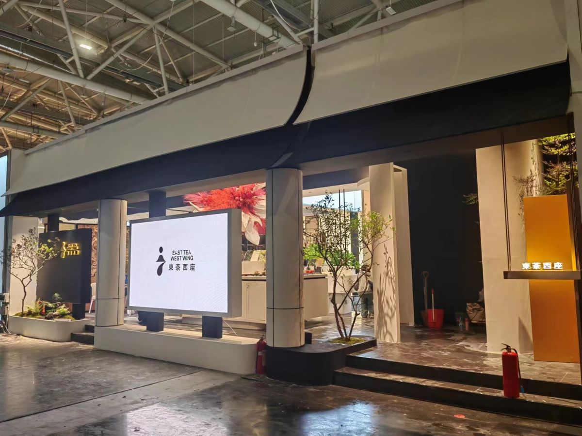 洛杉磯展臺施工速度與品質(zhì)，我們?nèi)绾巫龅絻扇涿溃?></p><p>四、個性化設(shè)計的策略</p>

<p>1. 深入了解客戶需求</p>

<p>每個客戶都有其獨特的需求和目標(biāo)。因此，設(shè)計師首先需要與客戶進行深入的溝通，了解其品牌文化、<a href=