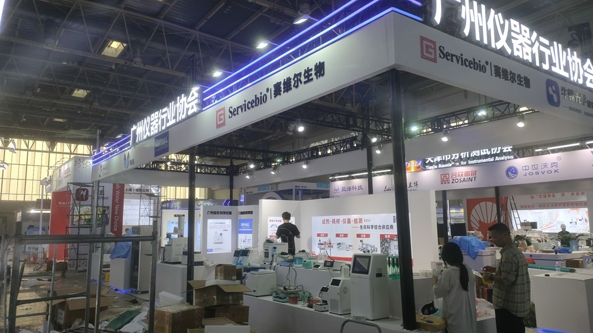 國外展臺搭建設計：如何融入當?shù)匚幕厣?></p><p>三、空間布局與當?shù)亓晳T的融合</p>

<p>空間布局是展臺設計中非常重要的一環(huán)。它不僅涉及到展品的擺放、動線的規(guī)劃，還需要考慮當?shù)赜^眾的參觀習慣和空間感知方式。比如，在一些文化中，人們可能習慣于按照一定的順序或方向進行參觀，這就要求設計師在布局時考慮到這一因素，合理安排動線，讓參觀者能夠流暢地參觀整個展臺。同時，在布局中融入當?shù)氐奈幕?，如使用當?shù)靥厣难b飾物、藝術品等，可以增加展臺的親切感和文化氣息。</p>

<p>四、使用本土材料與工藝</p>

<p>材料和工藝的選擇也是展臺設計中不可忽視的一環(huán)。使用當?shù)靥赜械牟牧虾凸に?，不僅能夠體現(xiàn)對當?shù)匚幕淖鹬睾腿诤?，還能在視覺上給參觀者帶來新鮮感。比如，在一些以自然風光著稱的國家，使用原木、石材等自然材料進行設計，可以很好地與周圍的環(huán)境相協(xié)調(diào)；而在一些手工藝品發(fā)達的地區(qū)，使用傳統(tǒng)的工藝技術進行展臺的制作，則能展現(xiàn)出一種傳統(tǒng)與現(xiàn)代的完美結(jié)合。</p>

<p>五、多媒體技術與互動體驗的結(jié)合</p>

<p>現(xiàn)代展臺設計不再局限于傳統(tǒng)的靜態(tài)展示，更多地是借助多媒體技術，為參觀者帶來豐富的互動體驗。通過融入當?shù)氐奈幕睾凸适?，設計出富有互動性和趣味性的展示內(nèi)容，不僅能夠吸引參觀者的注意力，還能加深他們對品牌或活動的印象。比如，可以通過AR技術讓參觀者在虛擬的環(huán)境中體驗到產(chǎn)品的使用場景；或者通過互動游戲、問答等形式，讓參觀者更深入地了解產(chǎn)品的特性和功能。</p>

<p>六、品牌故事的本地化呈現(xiàn)</p>

<p>品牌故事的呈現(xiàn)也是展臺設計中非常重要的一環(huán)。通過將品牌故事與當?shù)氐奈幕叵嘟Y(jié)合，用當?shù)厝艘子诶斫夂徒邮艿姆绞秸故酒放频臍v史、文化和價值觀。這不僅能讓當?shù)氐南M者更容易產(chǎn)生共鳴和認同感，也能為品牌樹立起一個更加親民和有溫度的形象。</p>

<p>七、總結(jié)與展望</p>

<p>將當?shù)匚幕厣谌雵庹古_的搭建設計中是一個復雜而富有挑戰(zhàn)性的任務。它需要設計師具備跨文化的視野和敏銳的設計感知力。通過理解當?shù)匚幕?、選擇合適的色彩與主題、合理的空間布局、使用本土材料與工藝以及多媒體技術的運用等多種手段的結(jié)合實現(xiàn)文化融合和品牌的傳遞。隨著全球化的不斷深入和文化交流的日益頻繁我們相信未來會有更多的優(yōu)秀設計師為展臺設計帶來更多具有創(chuàng)新性和文化內(nèi)涵的作品推動展覽業(yè)的繁榮發(fā)展。</p>					</div>
					<div   id=