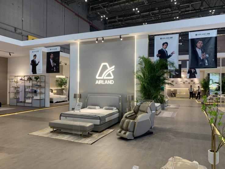 深圳展臺(tái)設(shè)計(jì)搭建搭建速度的極限，我們?nèi)绾瓮黄疲?></p><p>建立專業(yè)的展臺(tái)設(shè)計(jì)搭建團(tuán)隊(duì)可以提高搭建速度和質(zhì)量。這個(gè)團(tuán)隊(duì)?wèi)?yīng)該由經(jīng)驗(yàn)豐富的設(shè)計(jì)師、工程師、技術(shù)人員和項(xiàng)目經(jīng)理組成,他們可以協(xié)同合作,共同完成展臺(tái)的設(shè)計(jì)和搭建。同時(shí),團(tuán)隊(duì)成員應(yīng)該具備高度的責(zé)任感和執(zhí)行力,確保展臺(tái)搭建的順利進(jìn)行。</p>

<p>5. 不斷學(xué)習(xí)和改進(jìn)</p>

<p>不斷學(xué)習(xí)和改進(jìn)也是突破展臺(tái)設(shè)計(jì)搭建速度極限的關(guān)鍵。我們可以通過參加行業(yè)展覽、研討會(huì)和培訓(xùn)課程,了解最新的技術(shù)和市場(chǎng)動(dòng)態(tài),從而不斷改進(jìn)我們的設(shè)計(jì)和施工方法。同時(shí),我們還可以與客戶和合作伙伴保持良好的溝通,了解他們的需求和反饋,不斷優(yōu)化我們的服務(wù)和產(chǎn)品。</p>					</div>
					<div   id=