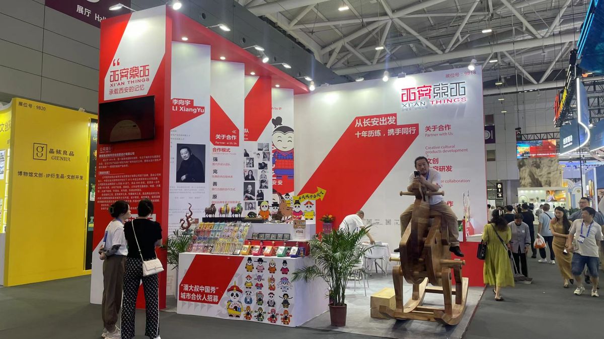 北京展位設(shè)計(jì)搭建：品質(zhì)與創(chuàng)新，我們?nèi)绾巫龅絻扇涿溃?></p><p>北京展位設(shè)計(jì)搭建始終秉持品質(zhì)與創(chuàng)新的理念，為客戶提供最優(yōu)質(zhì)的服務(wù)。我們相信，只有將品質(zhì)與創(chuàng)新相結(jié)合，才能真正實(shí)現(xiàn)客戶的需求，助力企業(yè)在展覽會(huì)上取得成功。我們期待與更多的企業(yè)攜手合作，共同創(chuàng)造美好的未來(lái)。</p>					</div>
					<div   id=